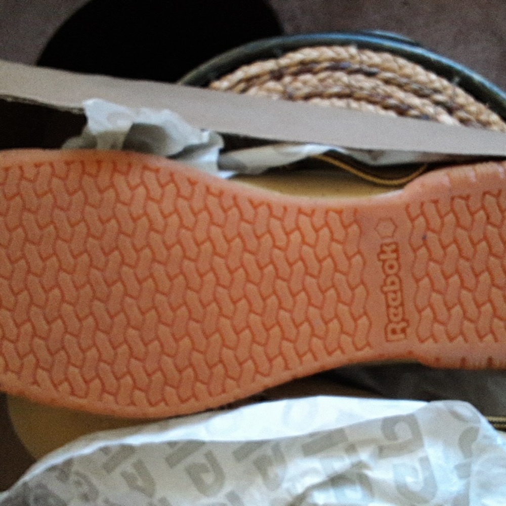 Classic Reebok - Picture 5 of 9